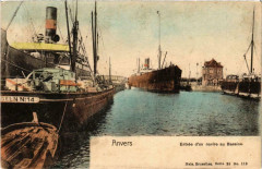 Anvers - entrée dun navire au Bassins Ships