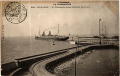 Le Havre - Un Transatlantique doublant les Jetées Ships