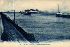 Calais - La Jetée Paquebot rentrant au Port Ships