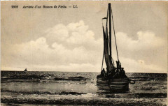 Arrivée d'un Bateau de Peche Ships -
													France
												