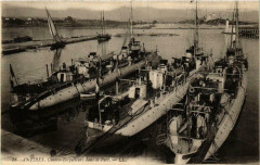 Antibes Contre-Torpilleurs dans le Port Ships -
													France
												
