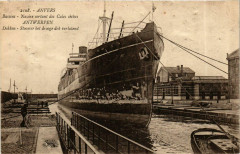 Bassins - Navire sortant des Cales seches - Anvers Ships
