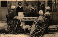 Folklore Normandie Bonne apportant une commande de dentelles