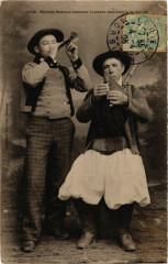 Folklore Binious Bretons donnant l'aubade matinale a la mariée