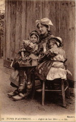 France - Folklore - Types d'Auvergne - Aupres de leur Mere