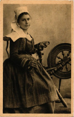 Carte postale ancienne France - Folklore - Fileuse de Rosporden
                                