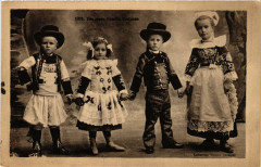 Folklore - Bretagne - Une Jeune Famille Bretonne