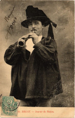 Folklore - Bretagne - Brest - Joueue de Biniou