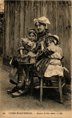 Folklore - Auvergne - Aupres de leur mere - Types