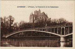 Auxerre L'Yonne, la Passerelle et la Cathedrale France à Auxerre