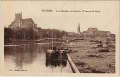 Auxerre La Cathedrale les bords de l'Yonne France à Auxerre