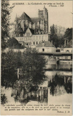 Auxerre La Cathedrale, vue prise au bord de l'Yonne France à Auxerre