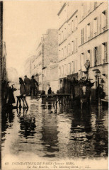 Carte postale ancienne Inondations de Paris (Janvier 1910) - La Rue Rouelle - Un Déménagement
                                                                     à Paris 15e
                                