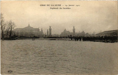 Paris 7e Esplanade des Invalides. Crue de la Seine à Paris 7e