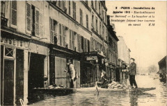 Paris 7e Ravitallement Rue Surcouf. ` Inondations 1910 à Paris 7e
