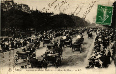 Carte postale ancienne L'Avenue du Bois de Boulogne - Retour des Courses
                                                                     à Paris 16e
                                