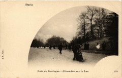 Carte postale ancienne Bois de Boulogne - Glissades sur le lac
                                                                     à Paris 16e
                                