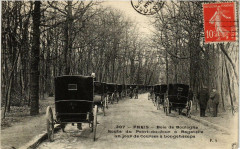 Carte postale ancienne Bois de Boulogne - Route du Point-du-Jour à Bagatelle - Un jour de courses à Longchamp
                                                                     à Paris 16e
                                