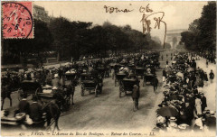 Carte postale ancienne L'Avenue du Bois de Boulogne - Retour des Courses
                                                                     à Paris 16e
                                