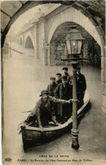 Carte postale ancienne Crue de la Seine - Le Passeur, du Pont National au Pont de Tolbiac
                                                                     à Paris 13e
                                