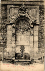Paris 5e Rue Childebert. Fontaine à Paris 5e