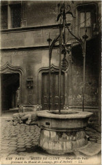 Paris 5e Musée de Cluny. Margelle du Puits à Paris 5e