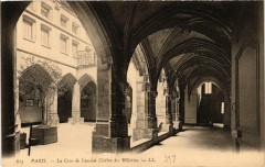 Paris 3e La Cour de laAncien Cloitre des Billettes à Paris 3e
