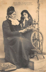 Metier Dentelles Petite Fille Et Grand Mere