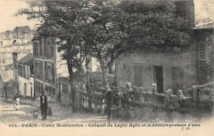 Carte postale ancienne Vieux Montmartre - Cabaret du Lapin Agile et les derniers porteurs d'eau
                                                                     à Paris 18e
                                