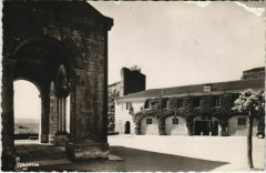 Sauveterre de Bearn Place de l'Eglise et la mairie France