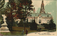 Pau Le Palais d'Hiver et la Statue de d'Artagnan à Pau