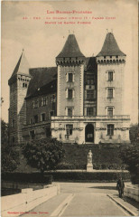 Pau Chateau d'Henri Iv - Facade Ouest - Statue de Gaston Phoebus à Pau