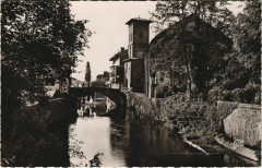 St.Jean Pied de Port L'Eglise et la Nive France -
													64 Pyrénées Atlantiques
												