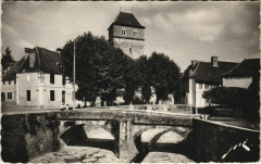 Salies de Bearn Le vieux pont et l'Eglise St.Vincent France