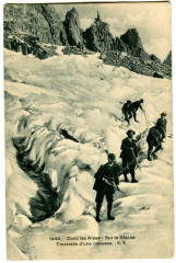 Ascension in the Alps on the glacier crossing a crevasse animated -
													02 Aisne
												