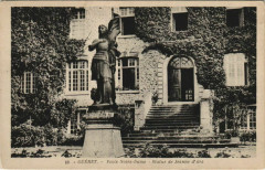 Carte postale ancienne Gueret Ecole Notre-Dame - Statue de Jeanne D'Arc
                                