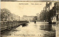 Paris 4e Indonations 1910. Maximum de la crue au Pont d'Arcole à Paris 4e
