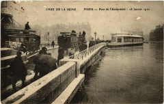 Paris 4e Crue de la Seine. Pont de l'Archeveche à Paris 4e