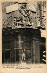 Carte postale ancienne Bas-Relief en pierre peinte « Au Gagne-Petit » Rue des Nonnains-d'Hyères, 5
                                                                     à Paris 4e
                                