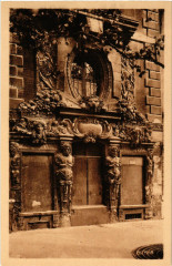 Paris 4e Ecole Massillon. Un detail de la façade à Paris 4e