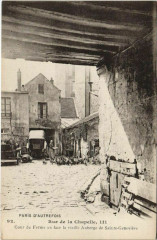 Carte postale ancienne Cour de ferme en face de la vieille Auberge de Sainte-Geneviève
                                                                     à Paris 18e
                                