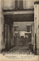 Carte postale ancienne Rue Blomet - Cour de ferme dans l'ancien chemin de Meudon
                                                                     à Paris 15e
                                