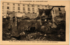 Carte postale ancienne La Catastrophe de Lyon-Saint-Jean - Les Chazeaux suspendus a pic
                                                                     à Lyon
                                