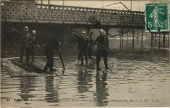 Carte postale ancienne Inondations de janvier 1910 - Boulevard de Bercy, la passerelle du P. L. M.
                                                                     à Paris 12e
                                