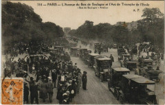 Carte postale ancienne L'Avenue du Bois de Boulogne et l'Arc de Triomphe de l'Etoile
                                                                     à Paris 16e
                                