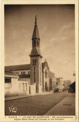 Carte postale ancienne Eglise Notre-Dame de Lourdes et Rue Pelleport
                                                                     à Paris 20e
                                