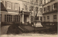 Ecole Normale d'Institutrices - La Cour intérieure à Paris 17e