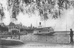 Evian Les Bains Arrivee D'Un Bateau Au Port