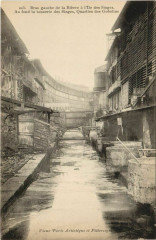 Carte postale ancienne Bras gauche de la Bièvre à l'Ile des Singes - Au fond la tannerie des Singes, Quarties des Gobelins
                                                                     à Paris 13e
                                