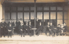 Carte Photo D'Une Devanture De Cafe Commerce A Identifier